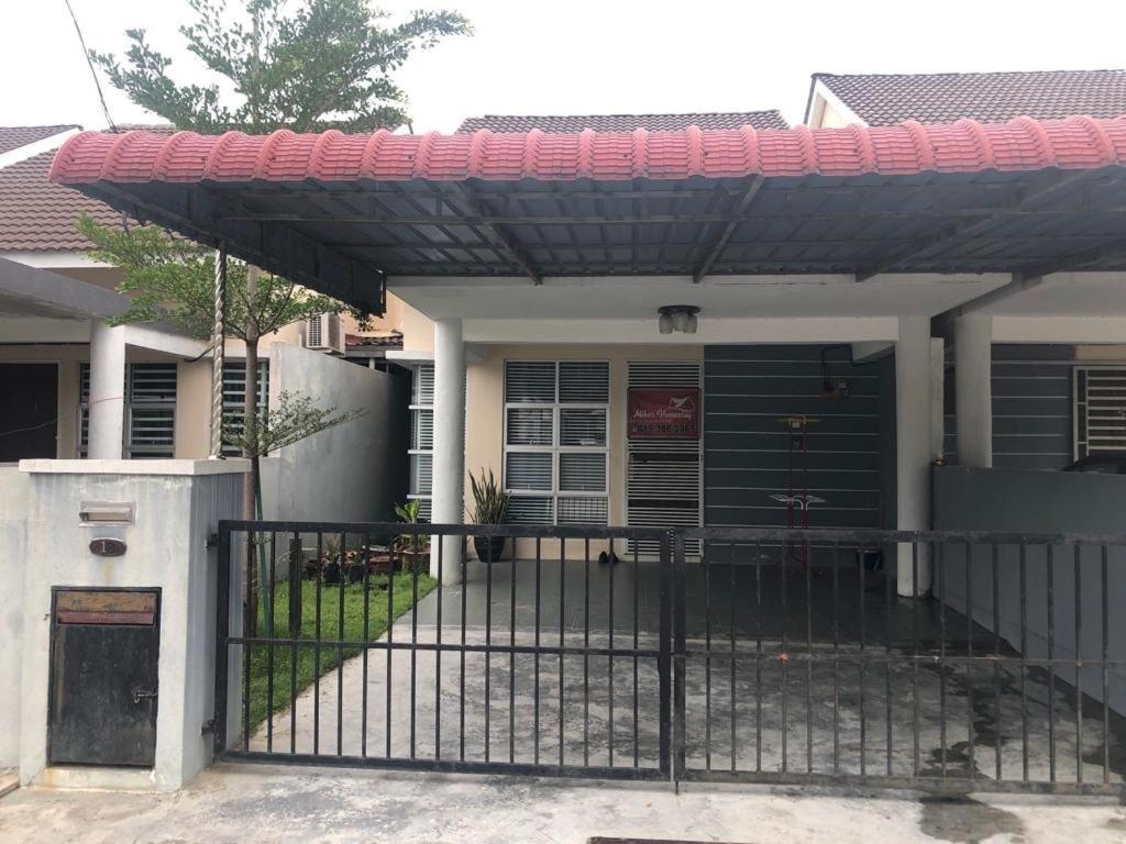 Miker Homestay Seri Iskandar Esterno foto